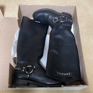 Lightly worn size 8 Frye boots